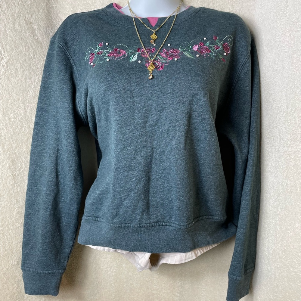 ❤️Feathers 🪶 Petite Gray Floral Stitched Sweater